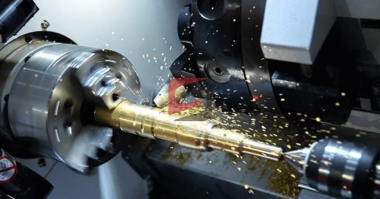 Máy tiện đang thực hiện tiện CNC