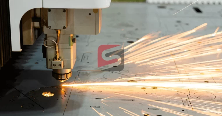 Máy cắt laser inox đang gia công