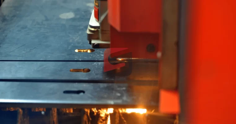 Máy CNC hiện đại ngoài cắt còn có thể đột lỗ CNC